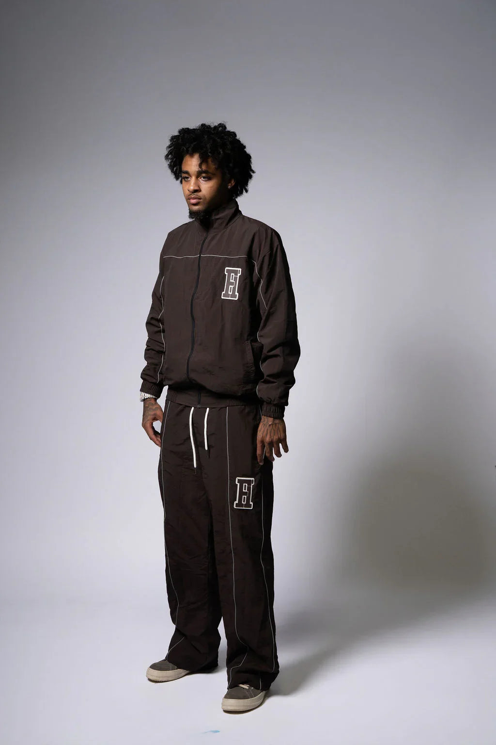 ESSENTIAL WINDBREAKER TRACKSUIT BROWN