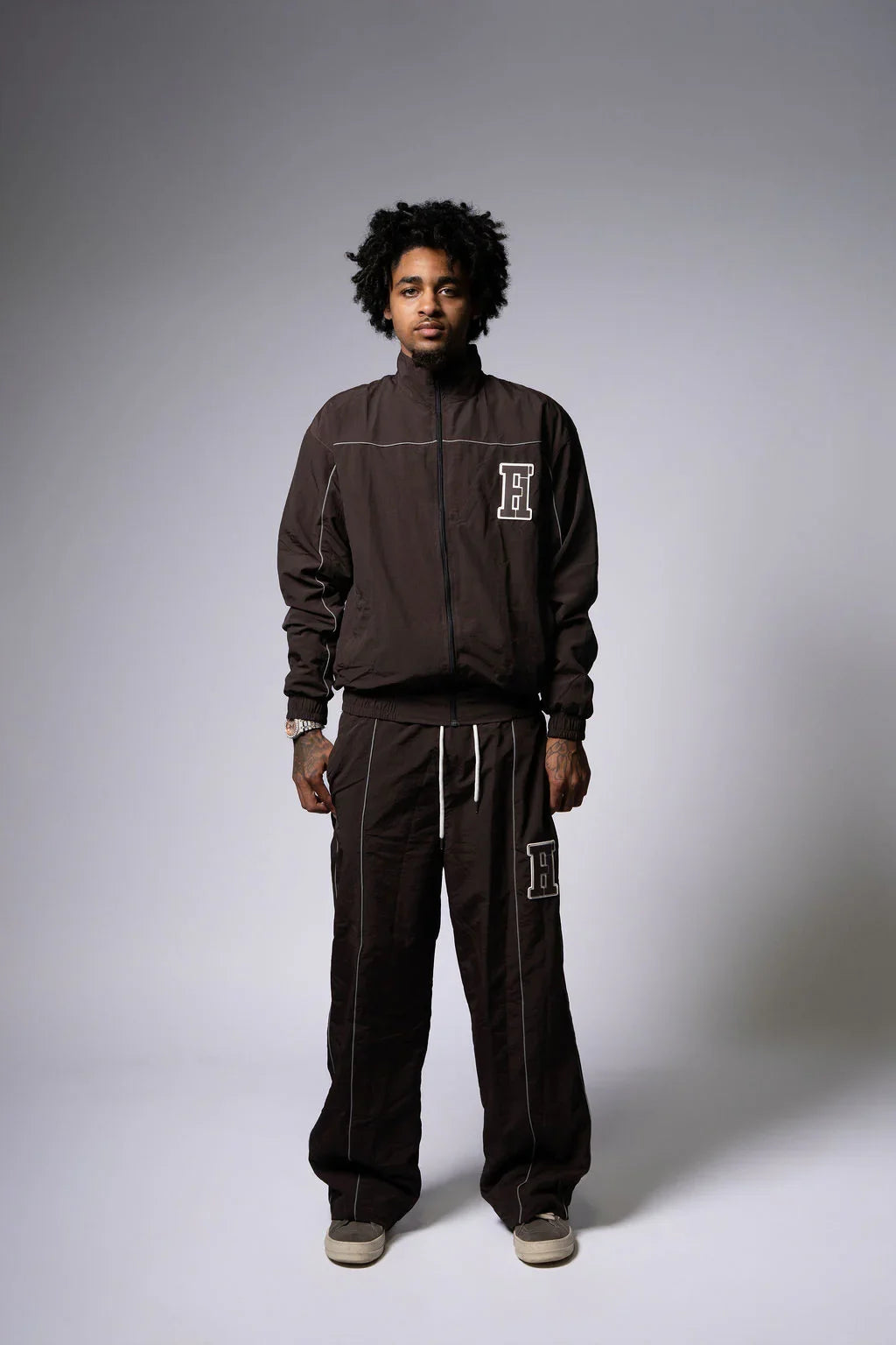 ESSENTIAL WINDBREAKER TRACKSUIT BROWN